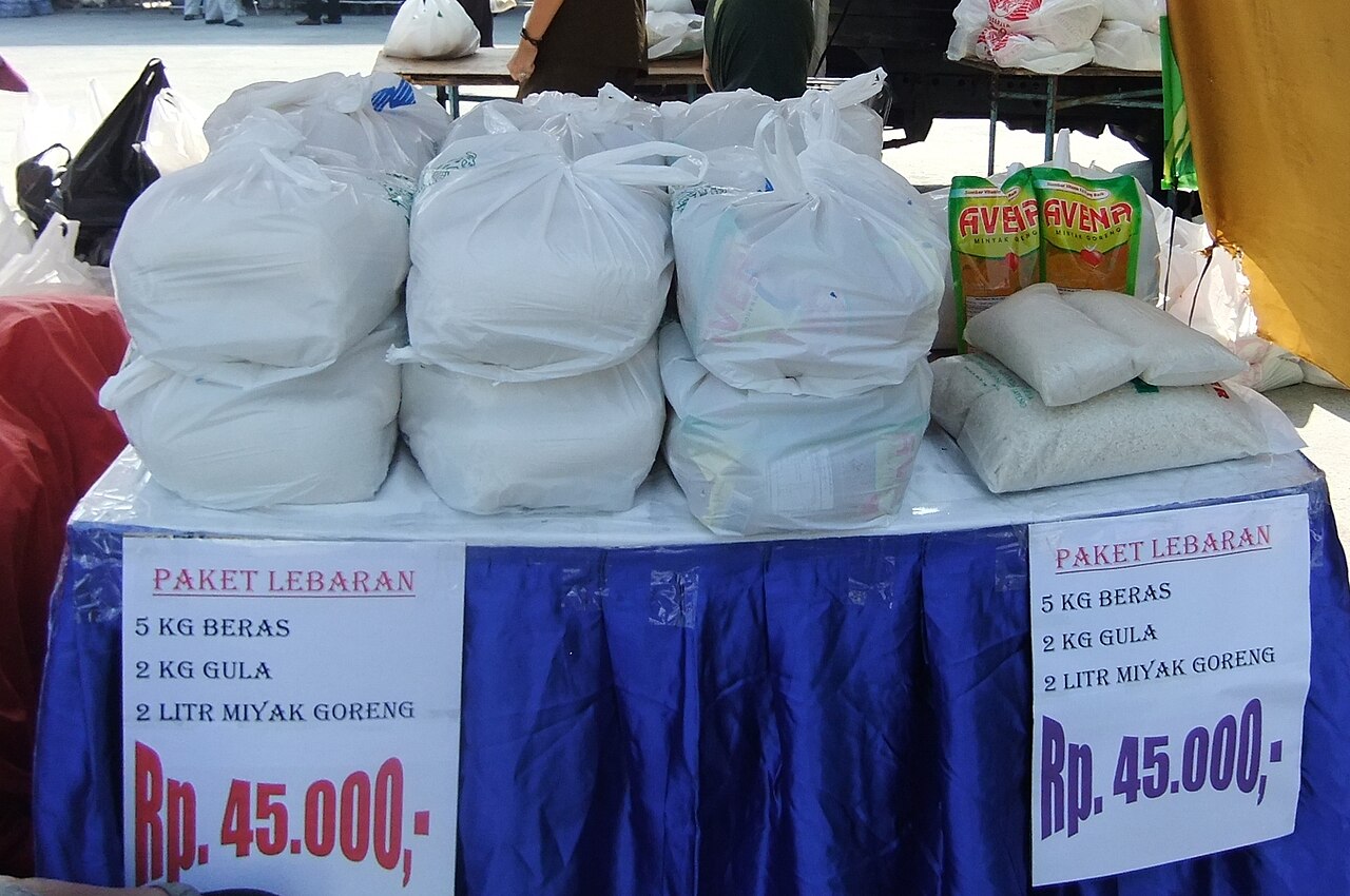 Penyaluran bansos bayah